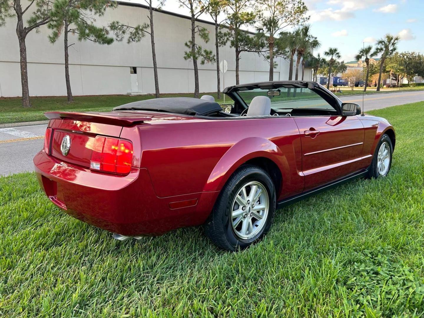 2007 Ford Mustang Premium photo 10