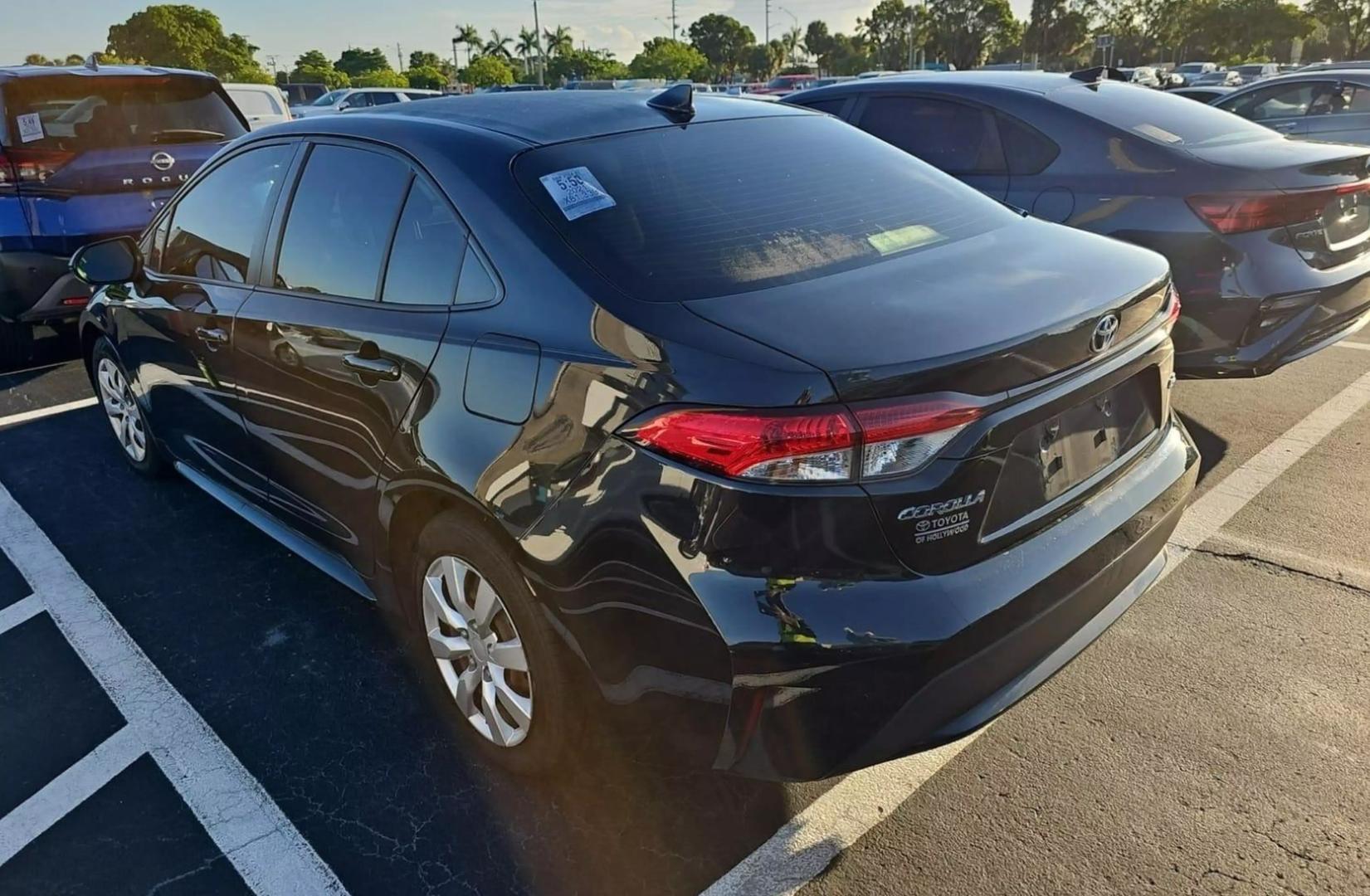 2021 Toyota Corolla LE photo 3