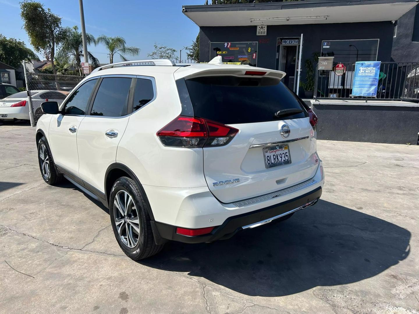 2019 Nissan Rogue SV photo 3