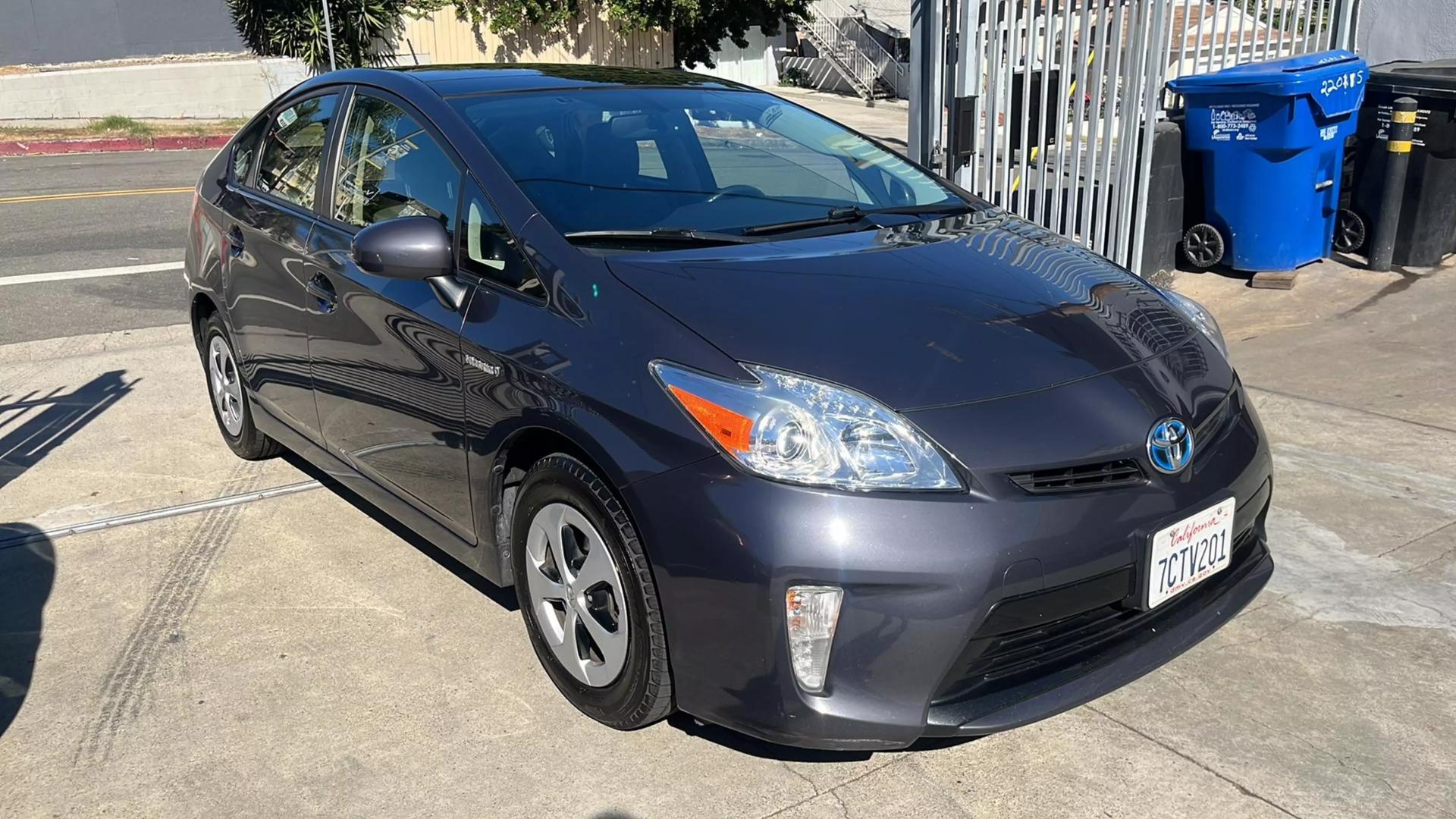 2014 Toyota Prius Four photo 3