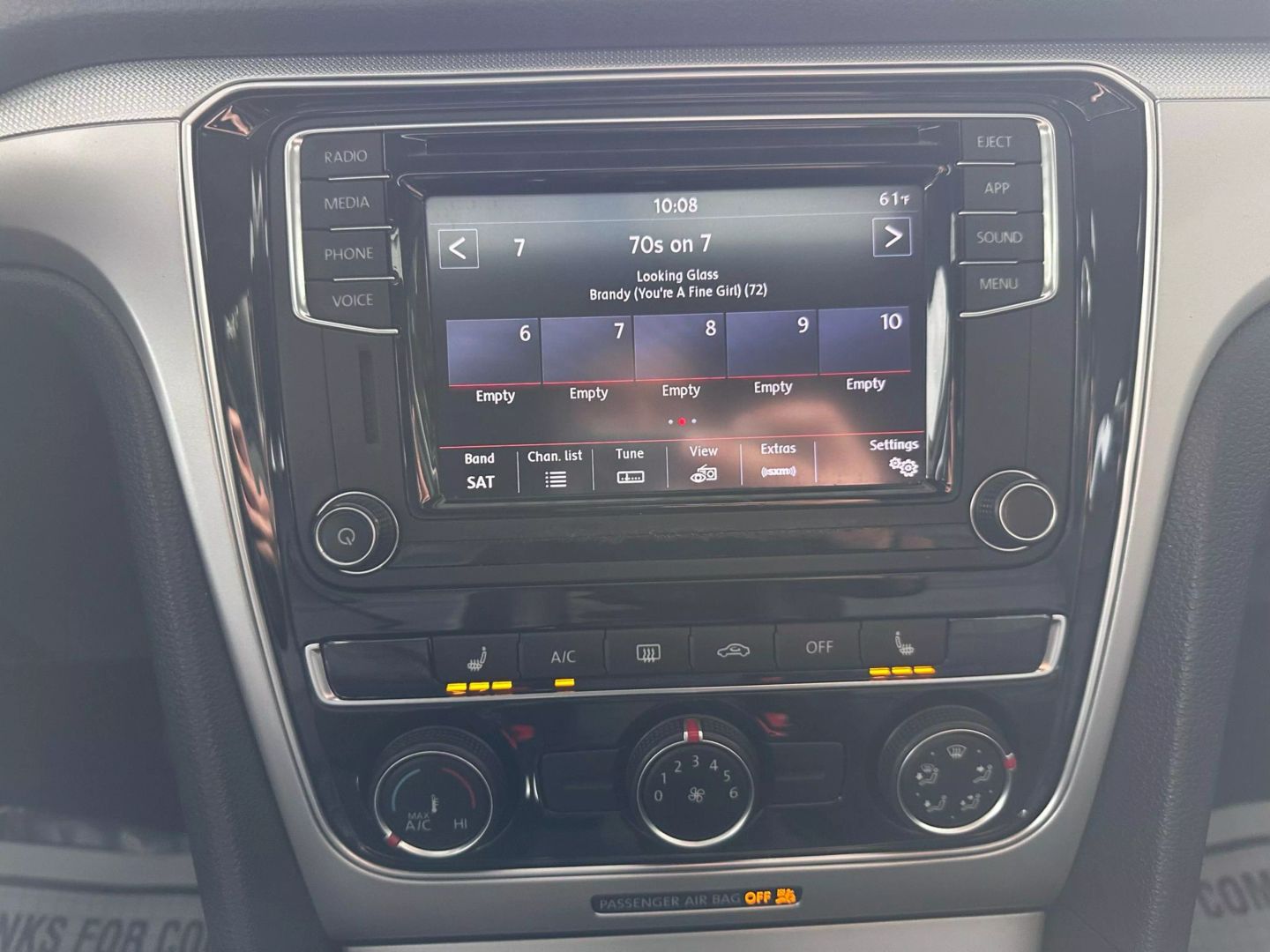 2019 Volkswagen Passat - Image 28