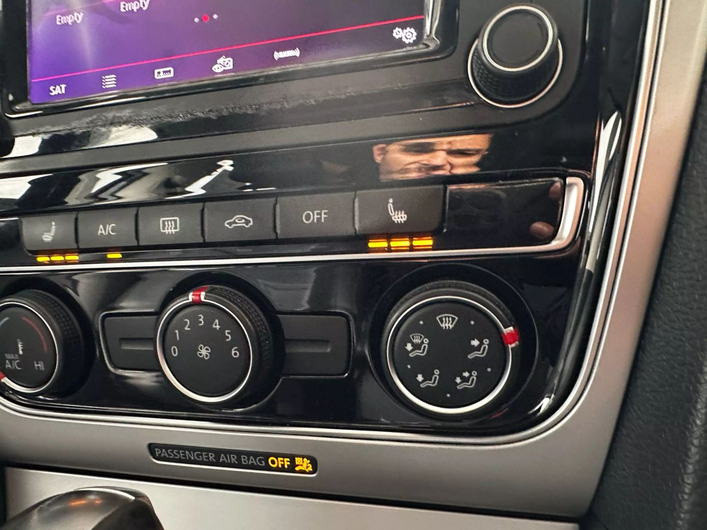 2019 Volkswagen Passat - Image 30