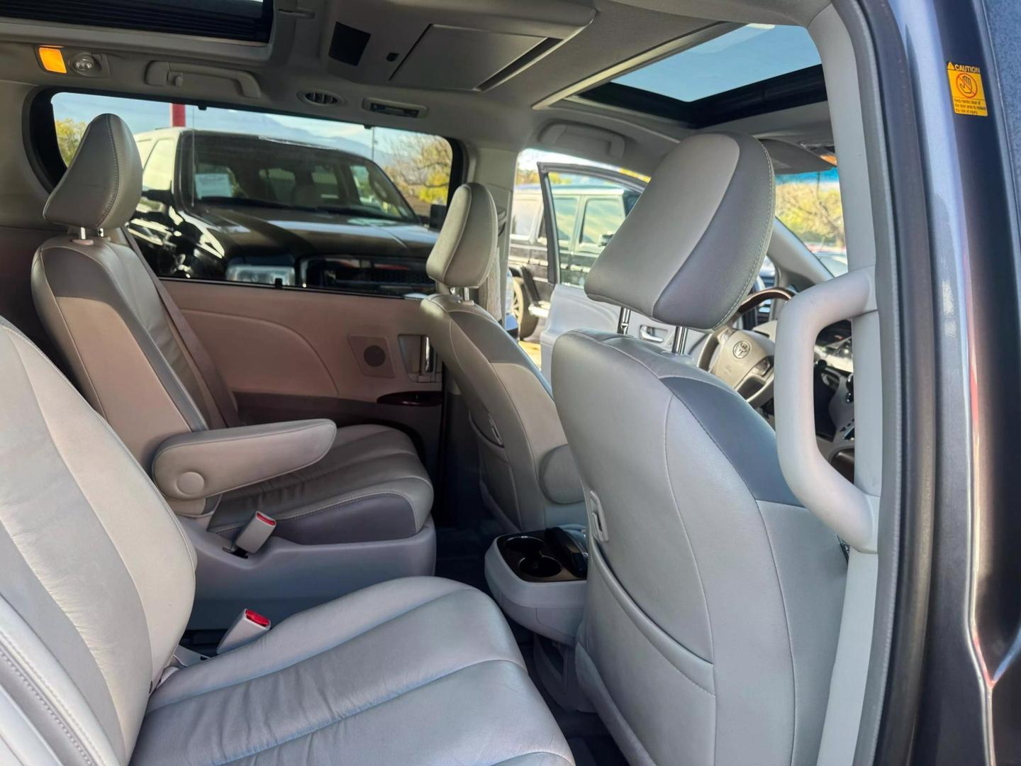 2012 Toyota Sienna XLE photo 27