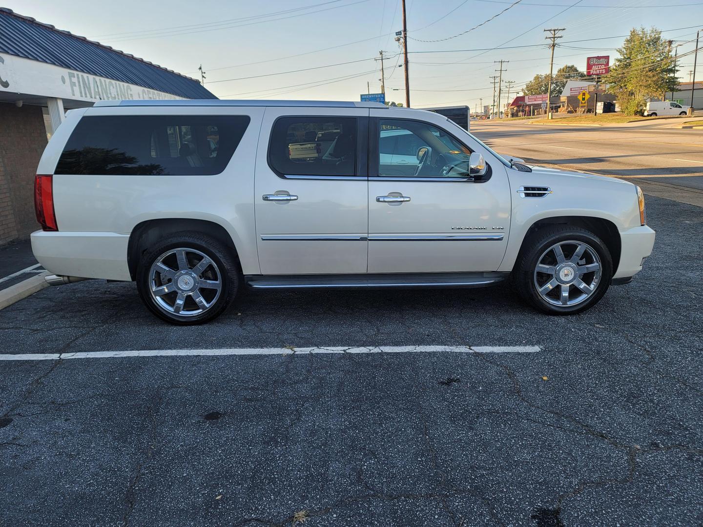 2011 Cadillac Escalade ESV Luxury photo 9