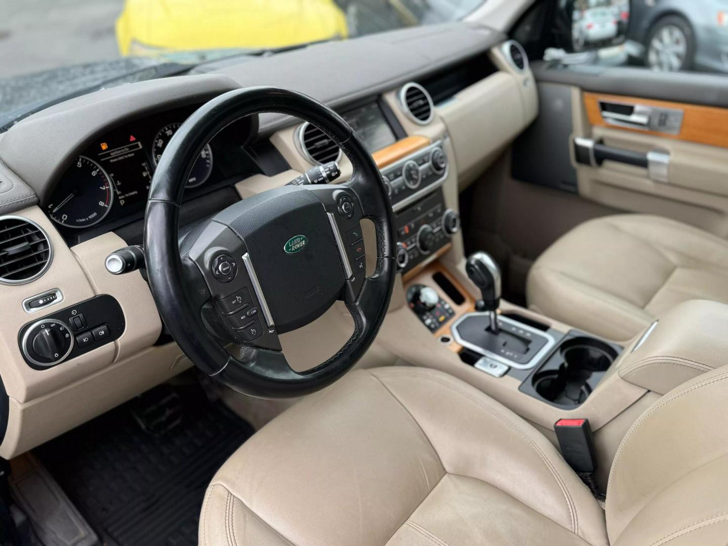 2013 Land Rover LR4 Base photo 2