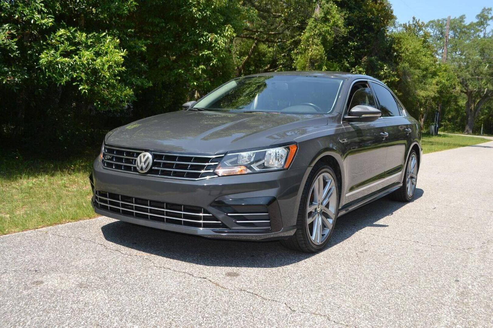 2017 Volkswagen Passat R-Line photo 5