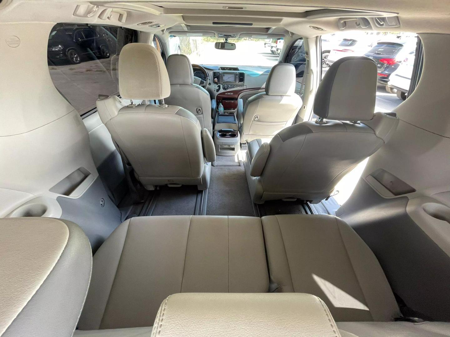 2011 Toyota Sienna XLE photo 10