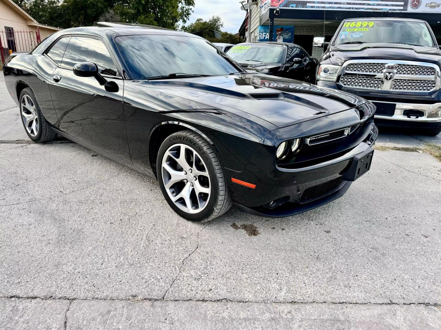 2016 Dodge Challenger SXT photo 2