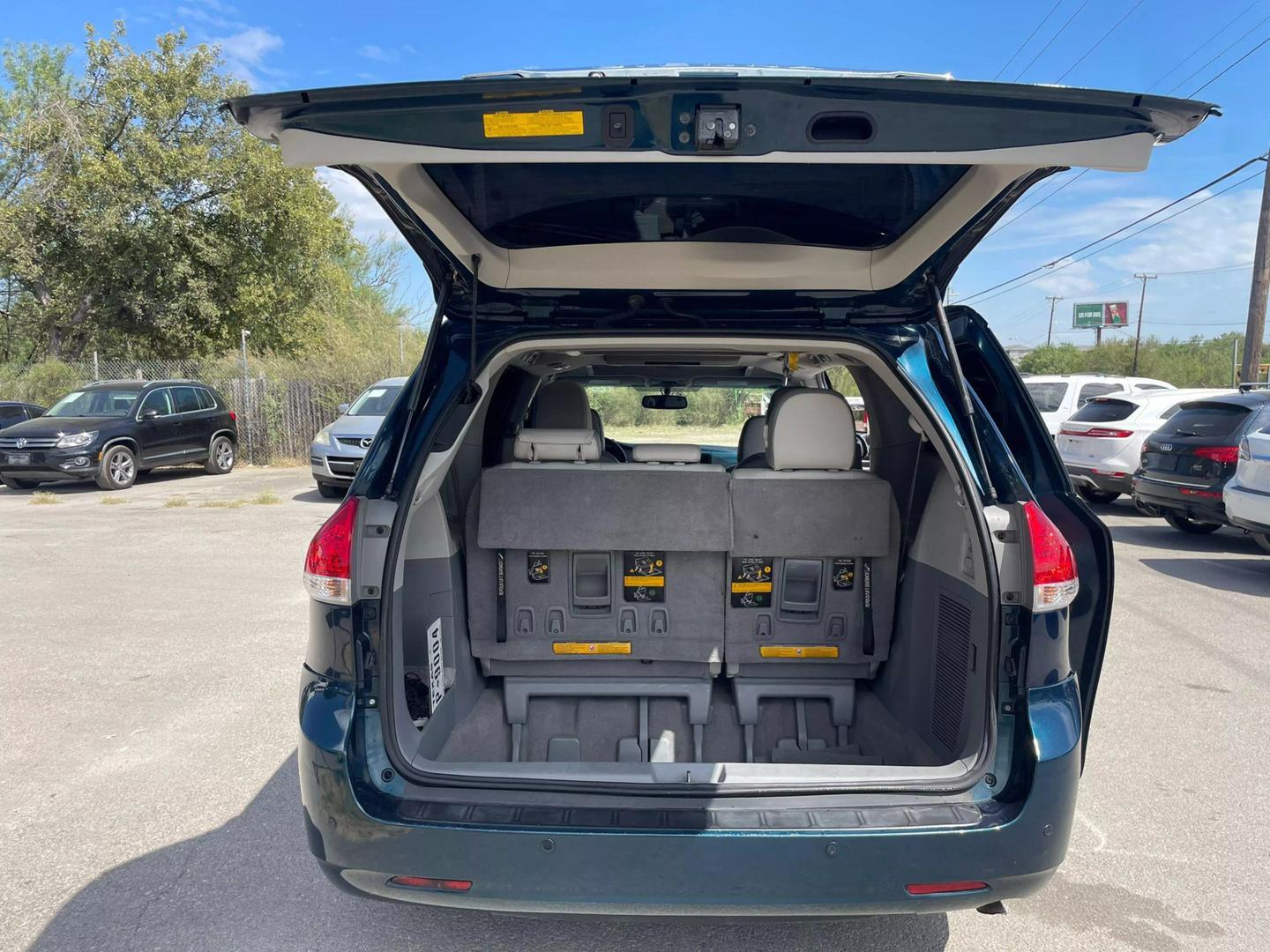 2011 Toyota Sienna XLE photo 5