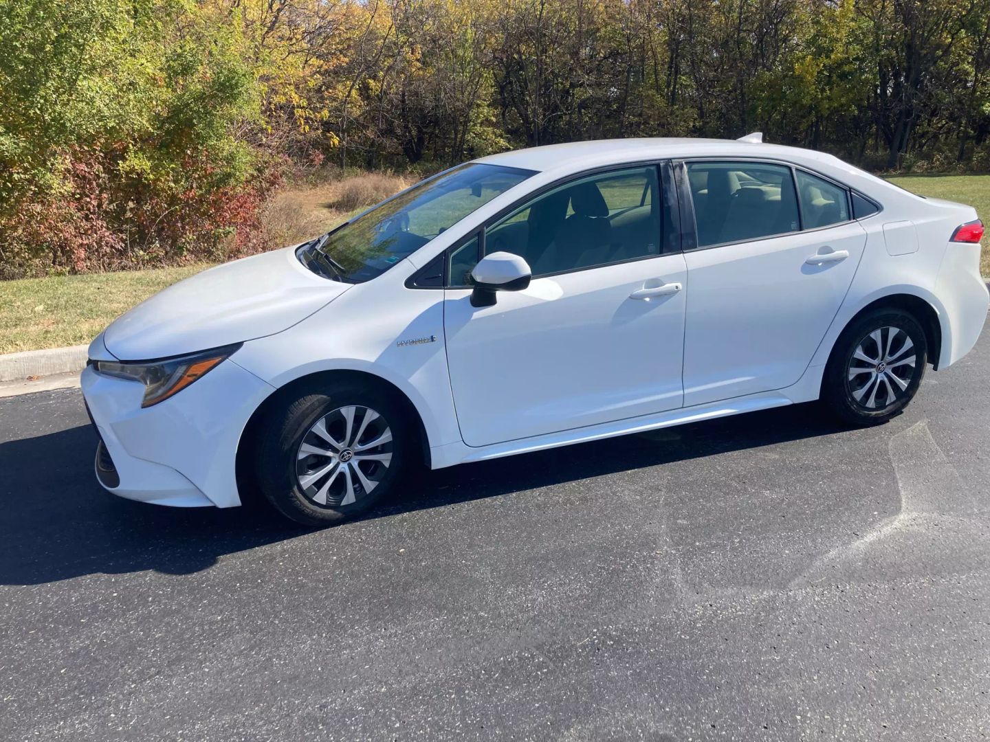 Used 2020 Toyota Corolla LE with VIN JTDEBRBE6LJ028073 for sale in Kansas City