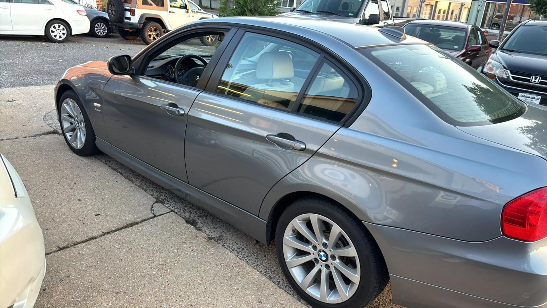 2011 BMW 3 Series 328i photo 23