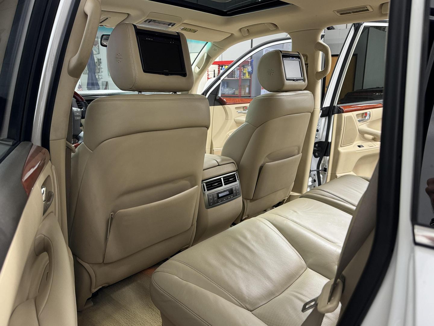 2010 Lexus LX 570 photo 18