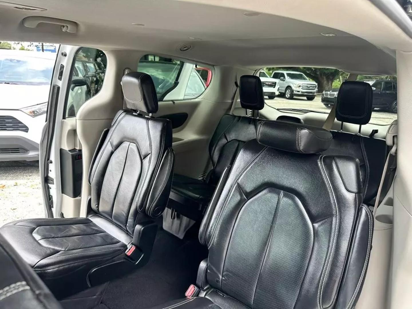 2022 Chrysler Pacifica Touring L photo 10