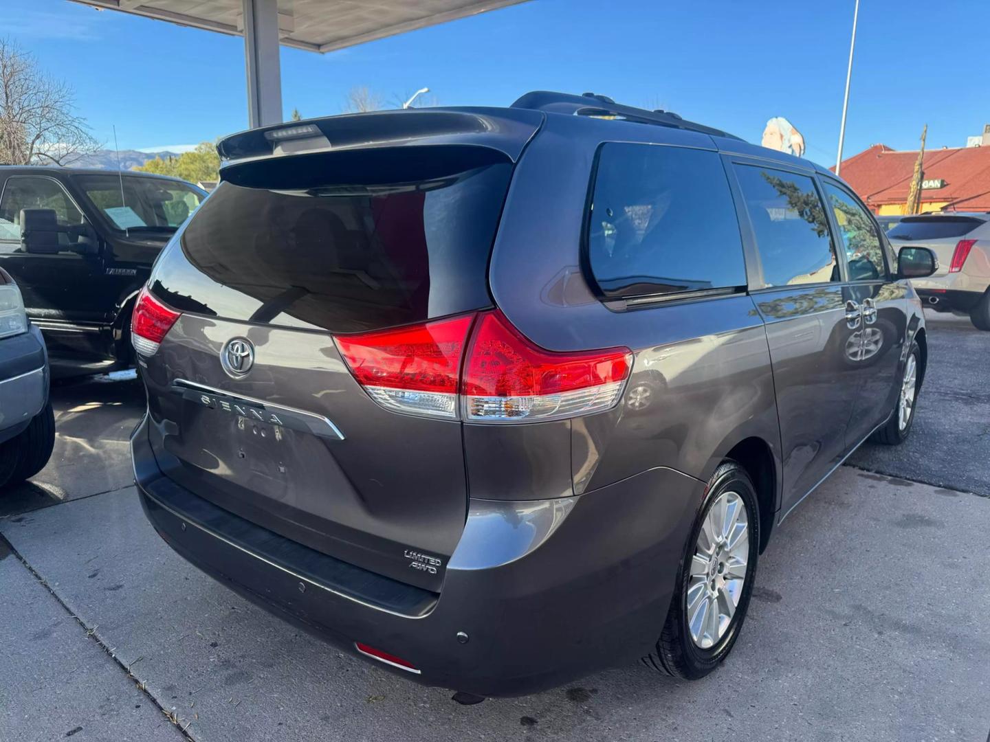 2012 Toyota Sienna XLE photo 9