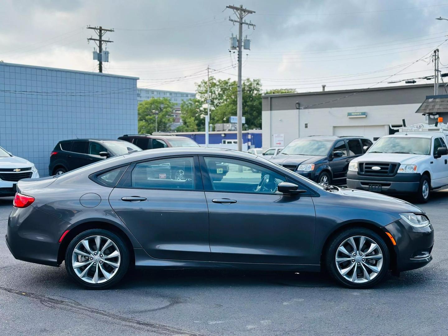 2015 Chrysler 200 S photo 2