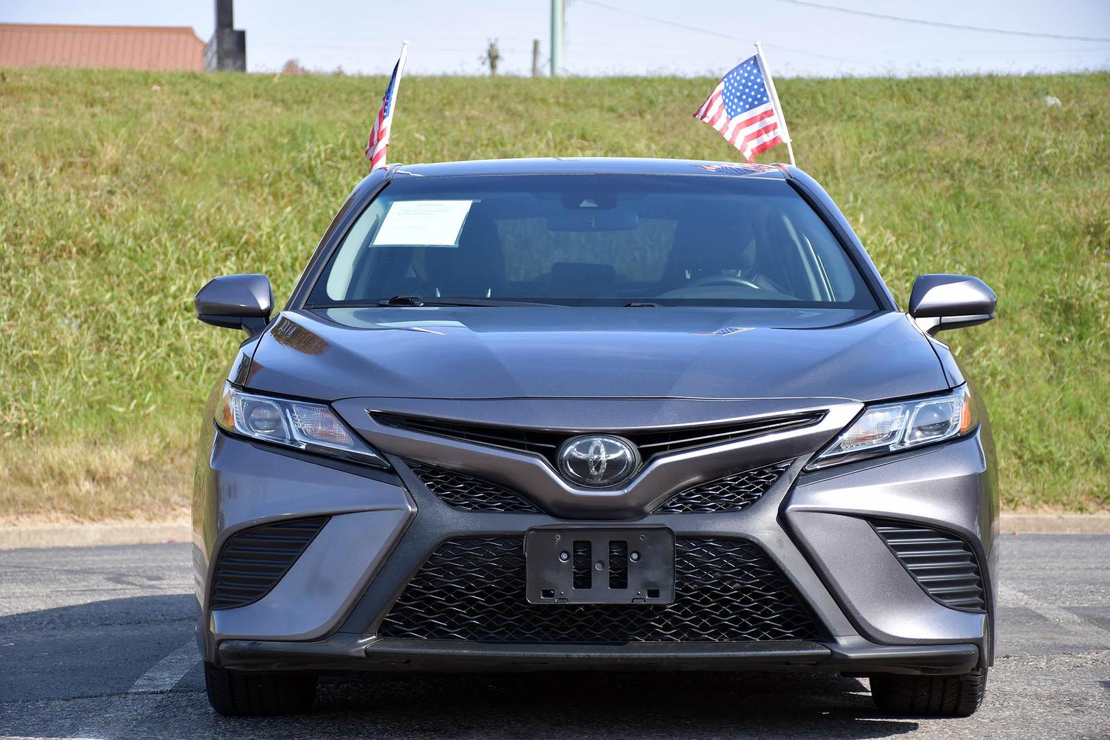 2018 Toyota Camry SE photo 3