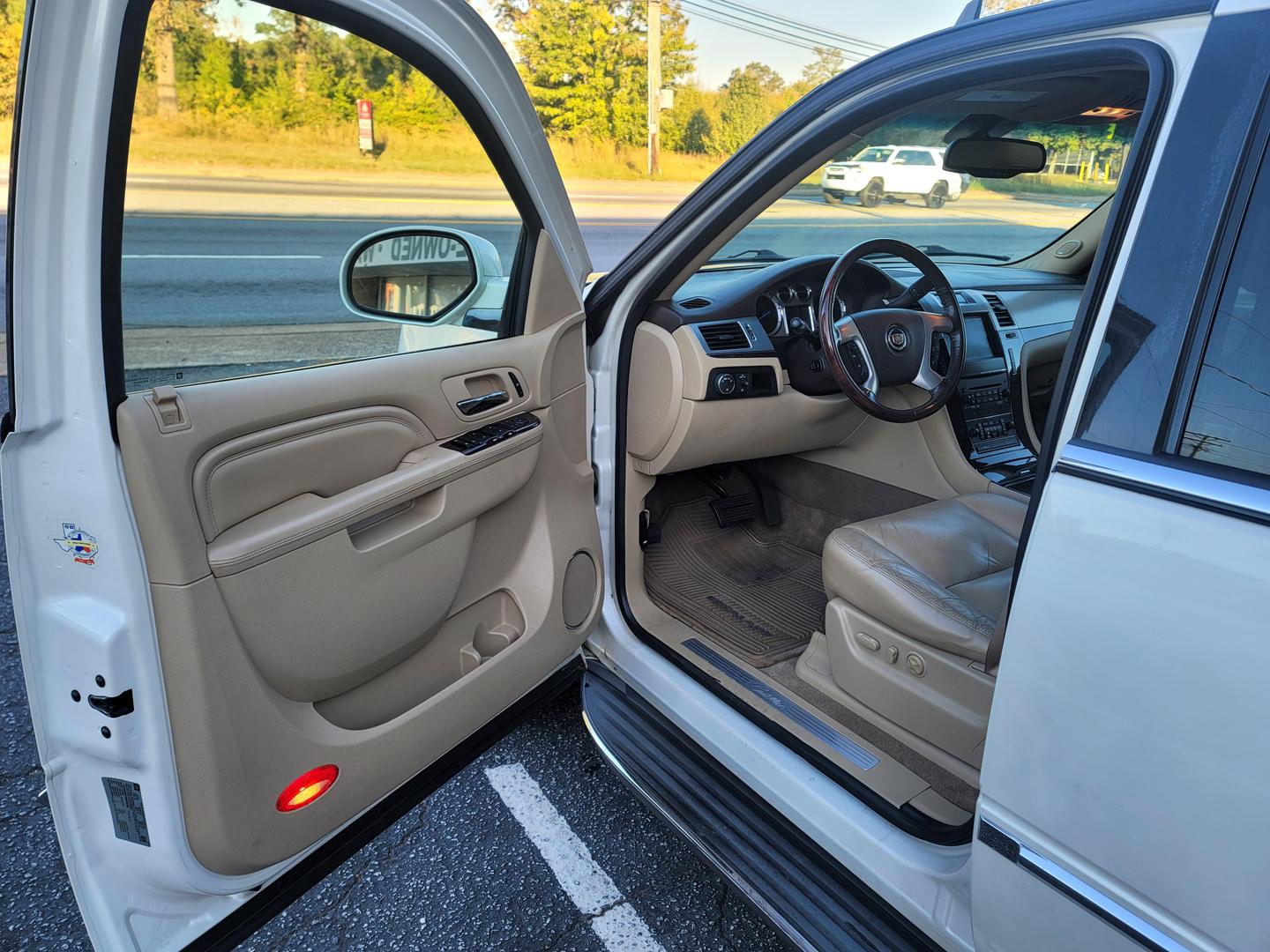 2011 Cadillac Escalade ESV Luxury photo 10