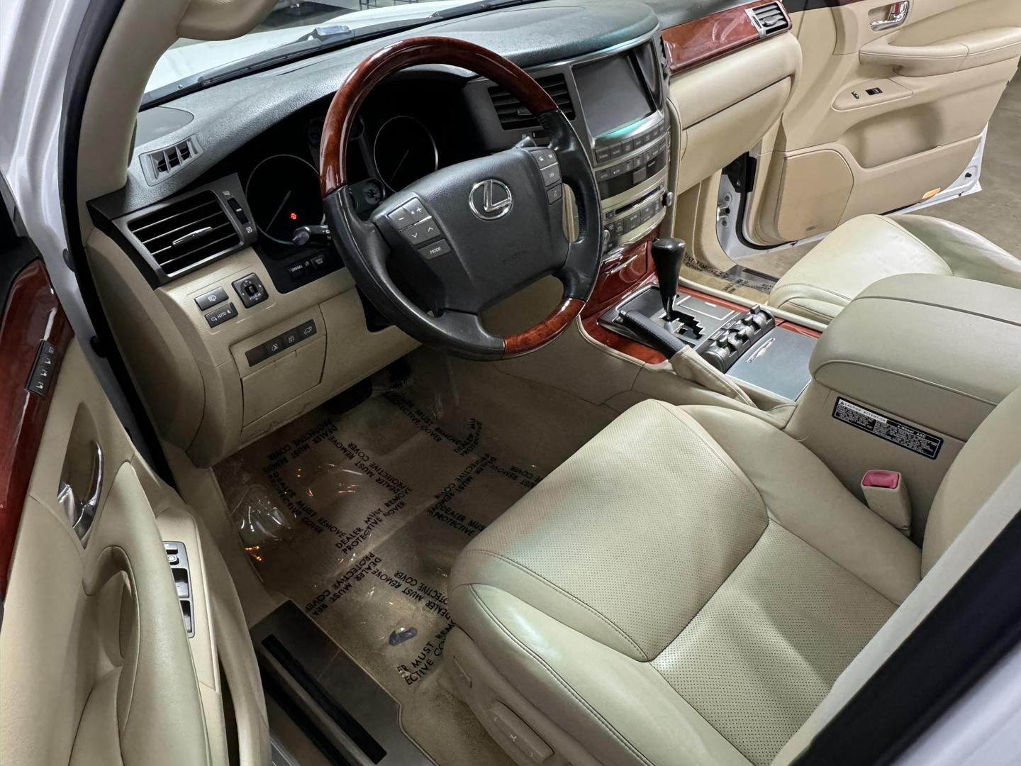 2010 Lexus LX 570 photo 19