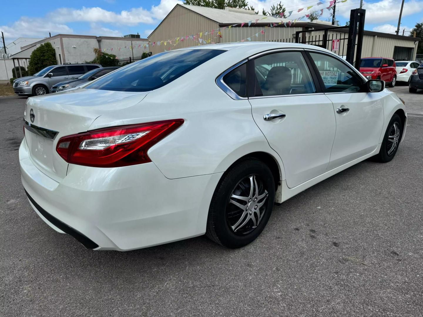 2016 Nissan Altima S photo 9