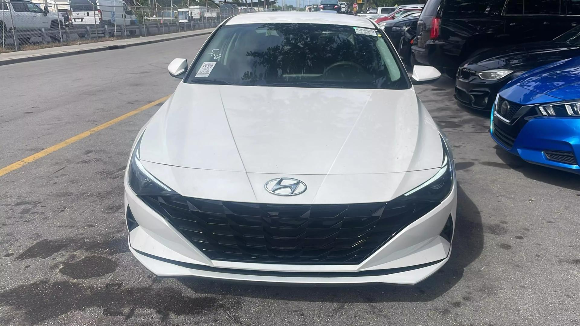 2023 Hyundai Elantra SEL photo 5