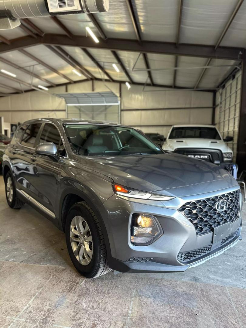 2019 Hyundai Santa Fe SE photo 2