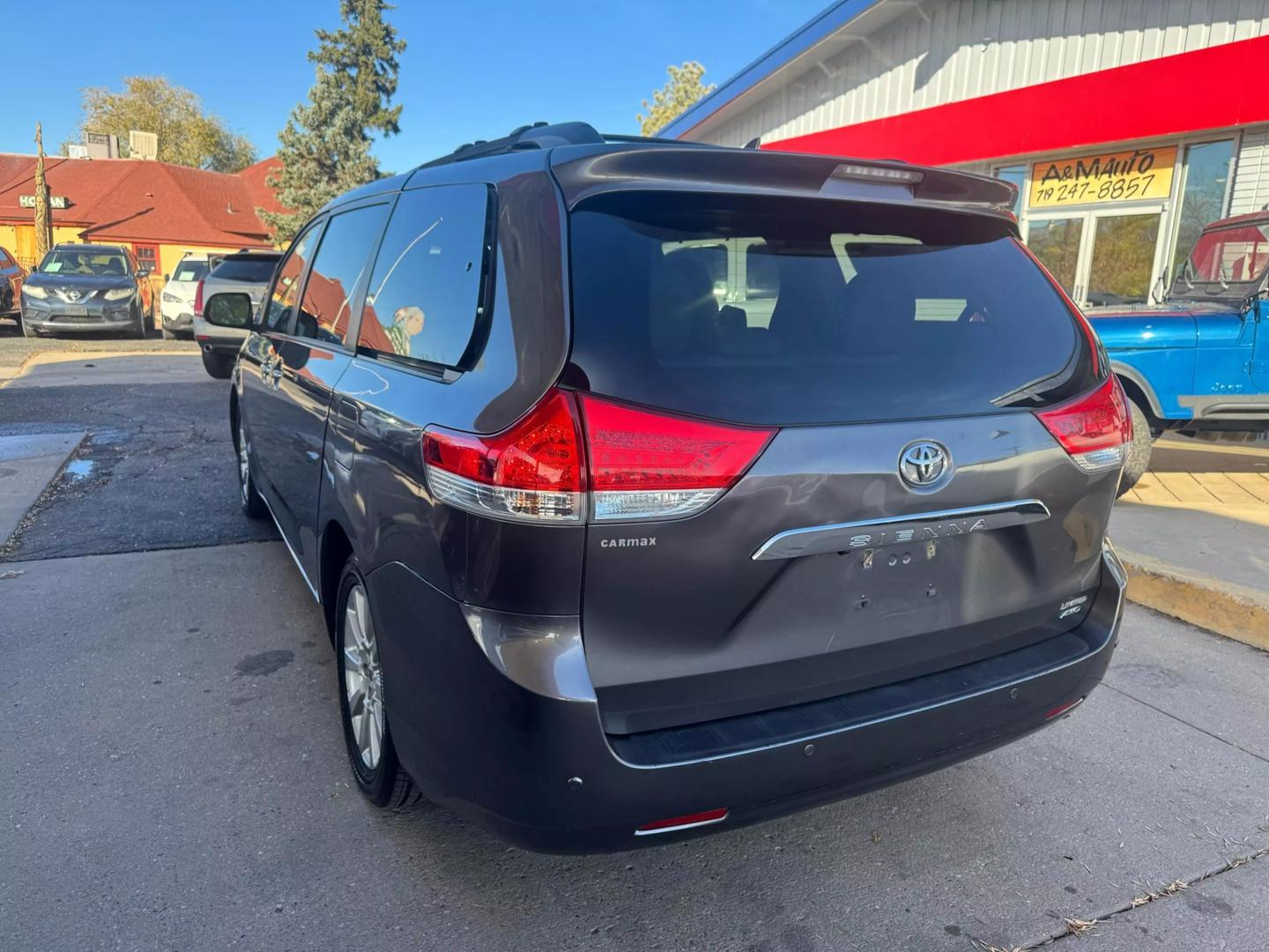 2012 Toyota Sienna XLE photo 6