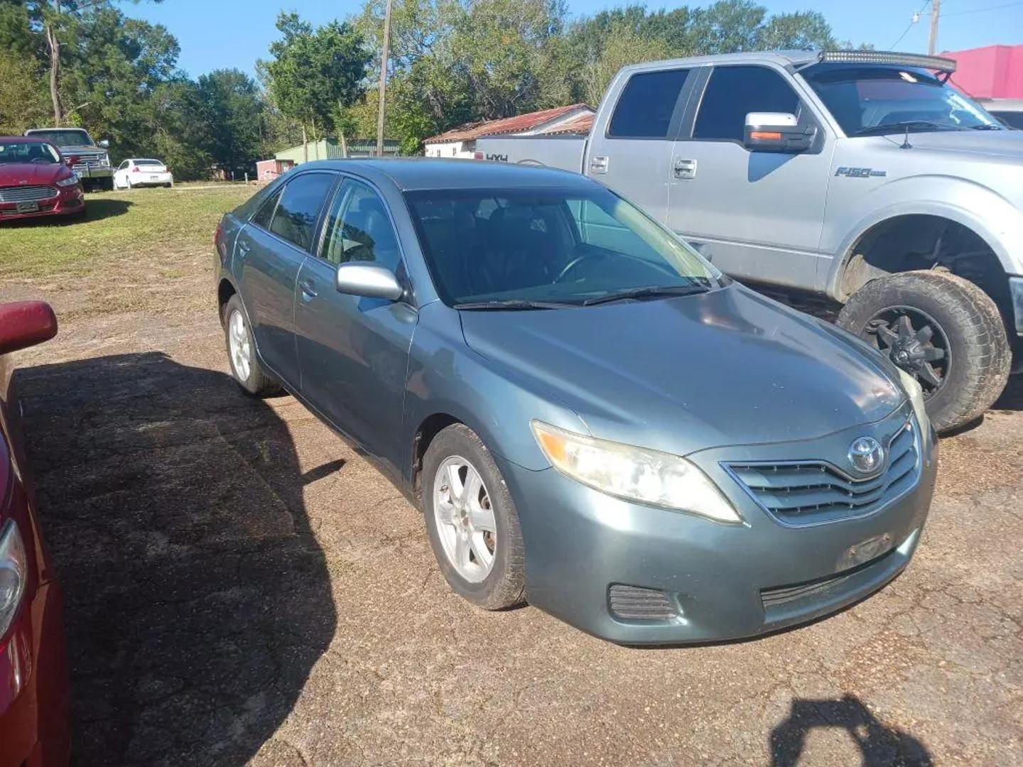 2010 Toyota Camry LE photo 2