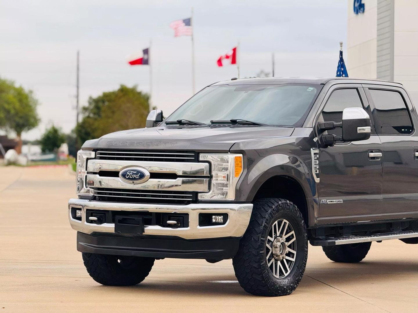 2017 Ford F-350 Super Duty Lariat photo 2