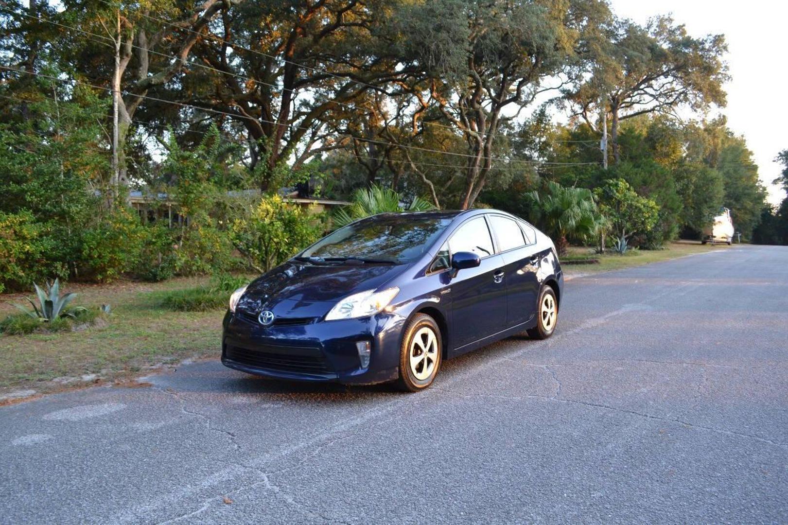 2014 Toyota Prius Four photo 2