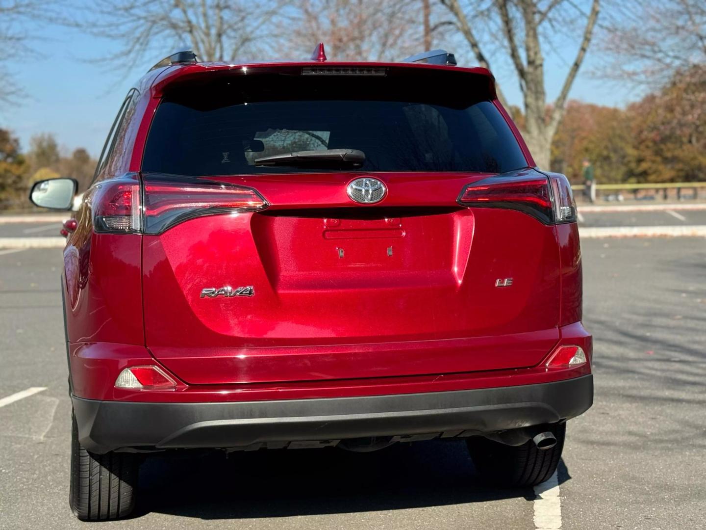 2018 Toyota RAV4 LE photo 4