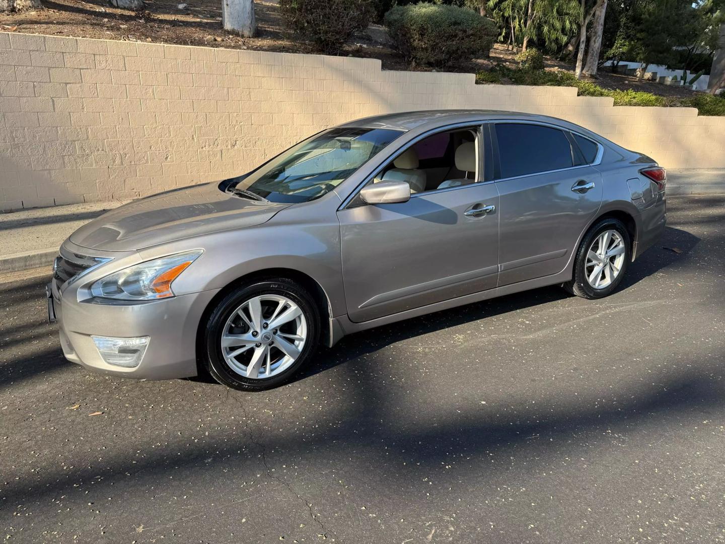 2014 Nissan Altima SV photo 2