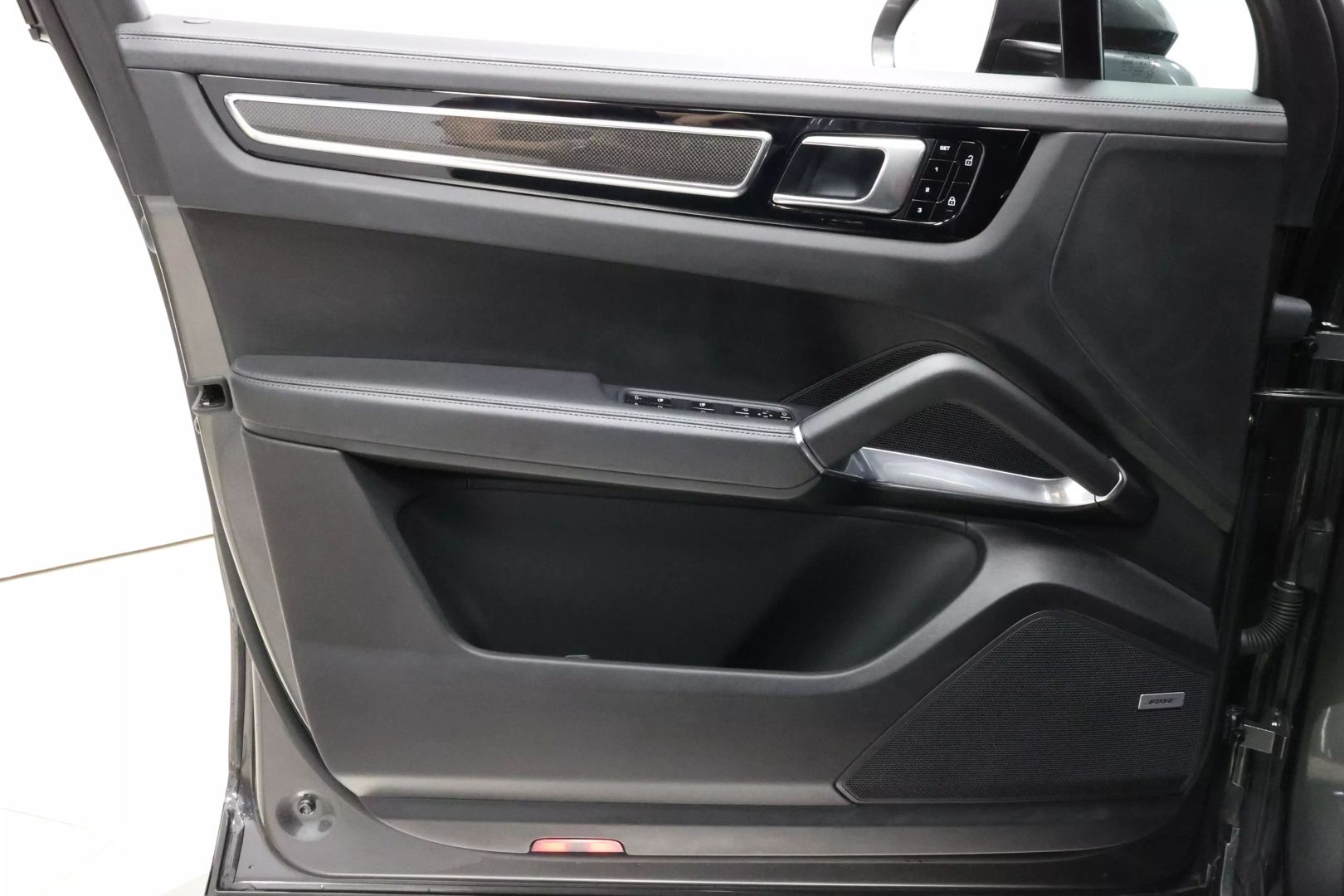 2020 Porsche Cayenne - Image 10