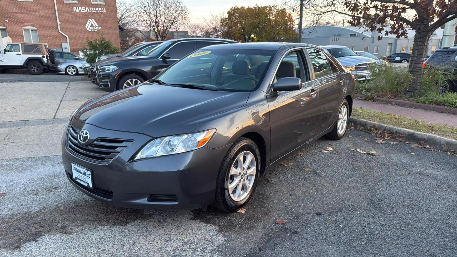 2009 Toyota Camry LE photo 5