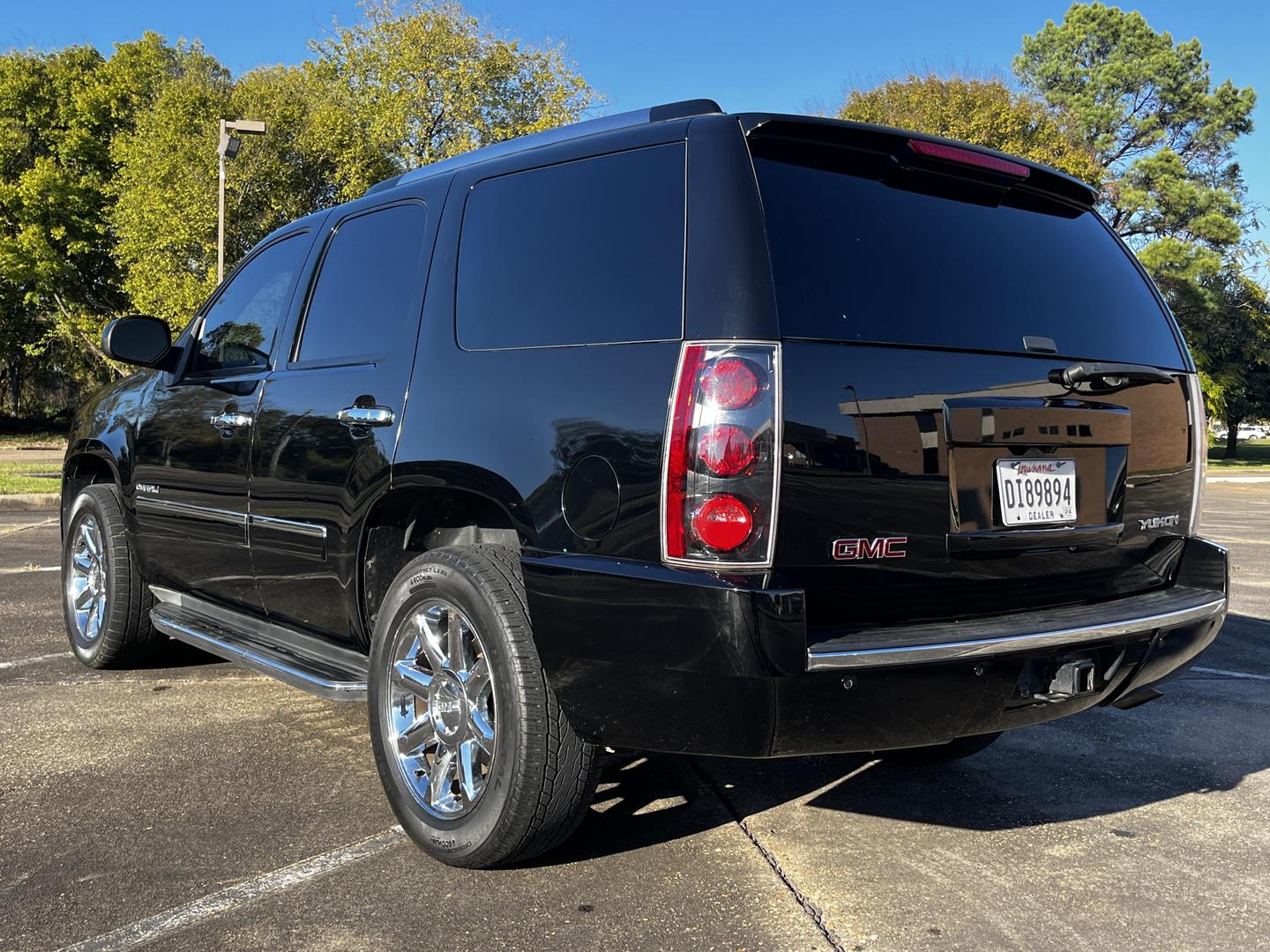 2011 GMC Yukon Denali photo 2