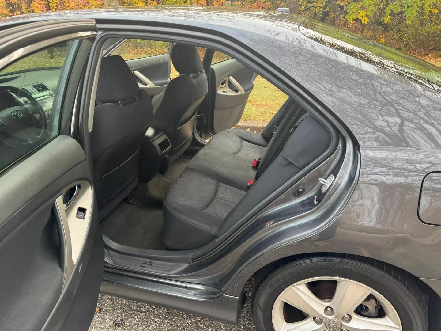 2010 Toyota Camry SE photo 10