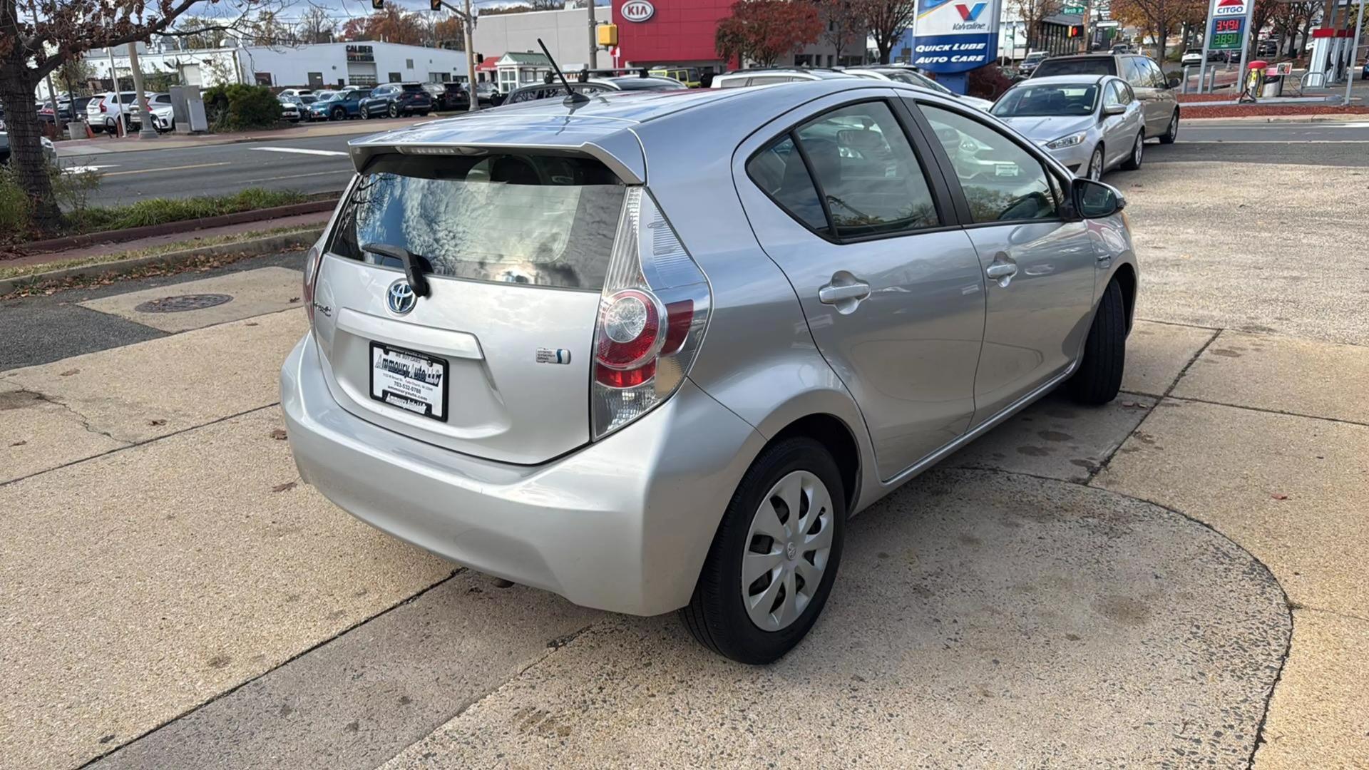 2012 Toyota Prius c One photo 15