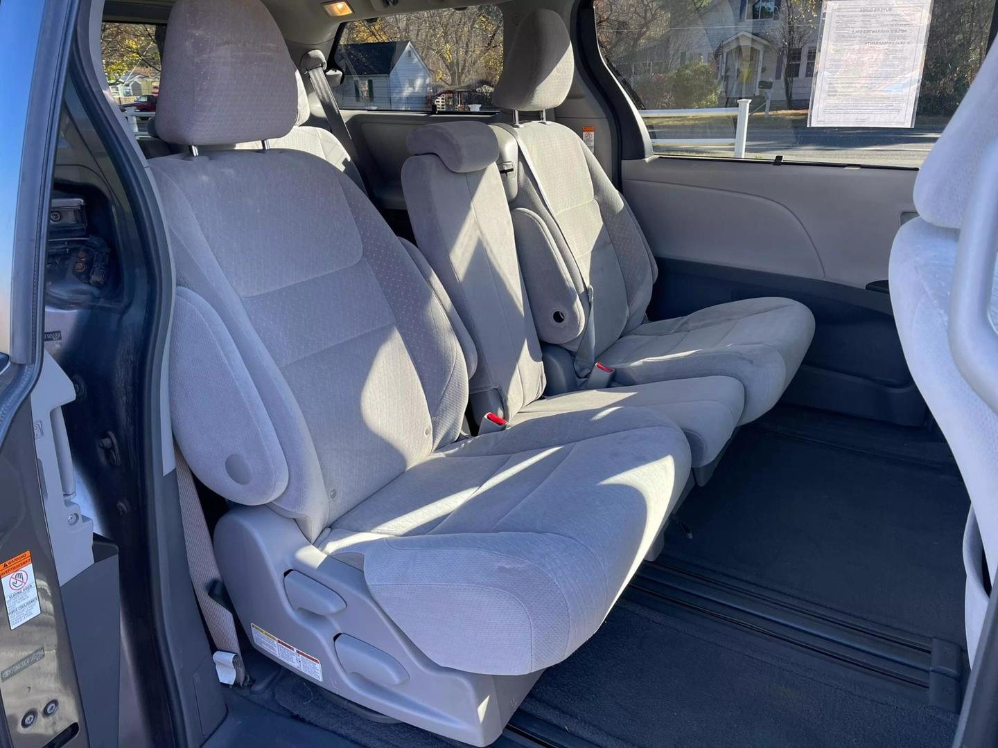 2015 Toyota Sienna LE photo 30