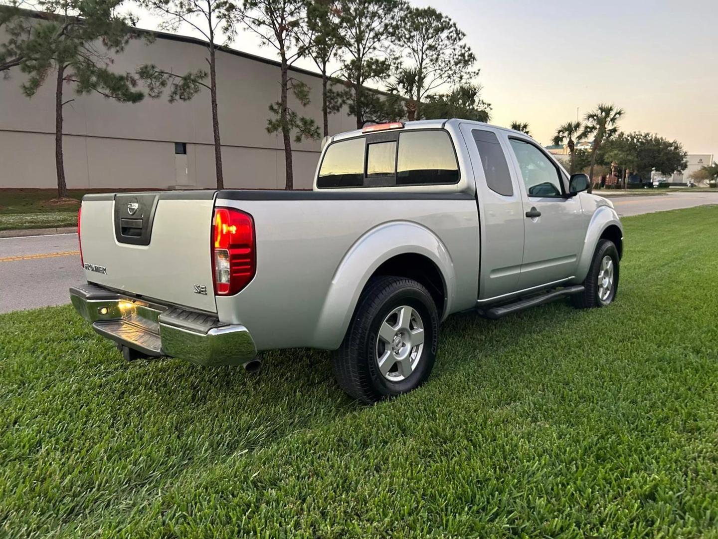 2007 Nissan Frontier SE photo 6