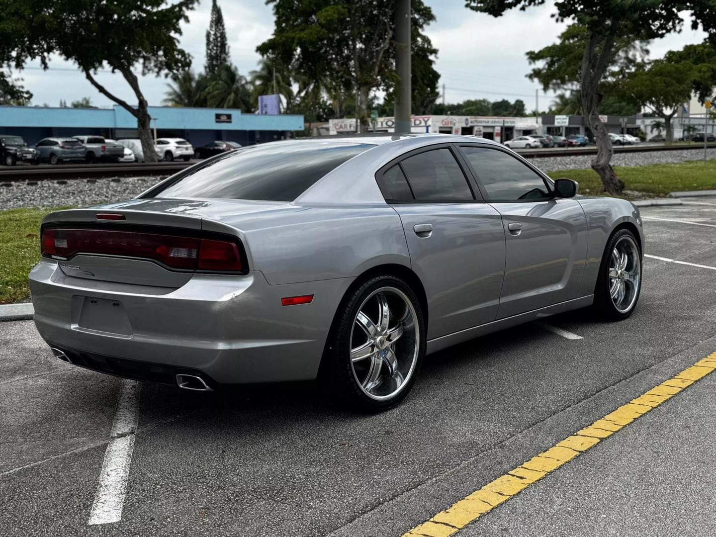 2013 Dodge Charger SE photo 6