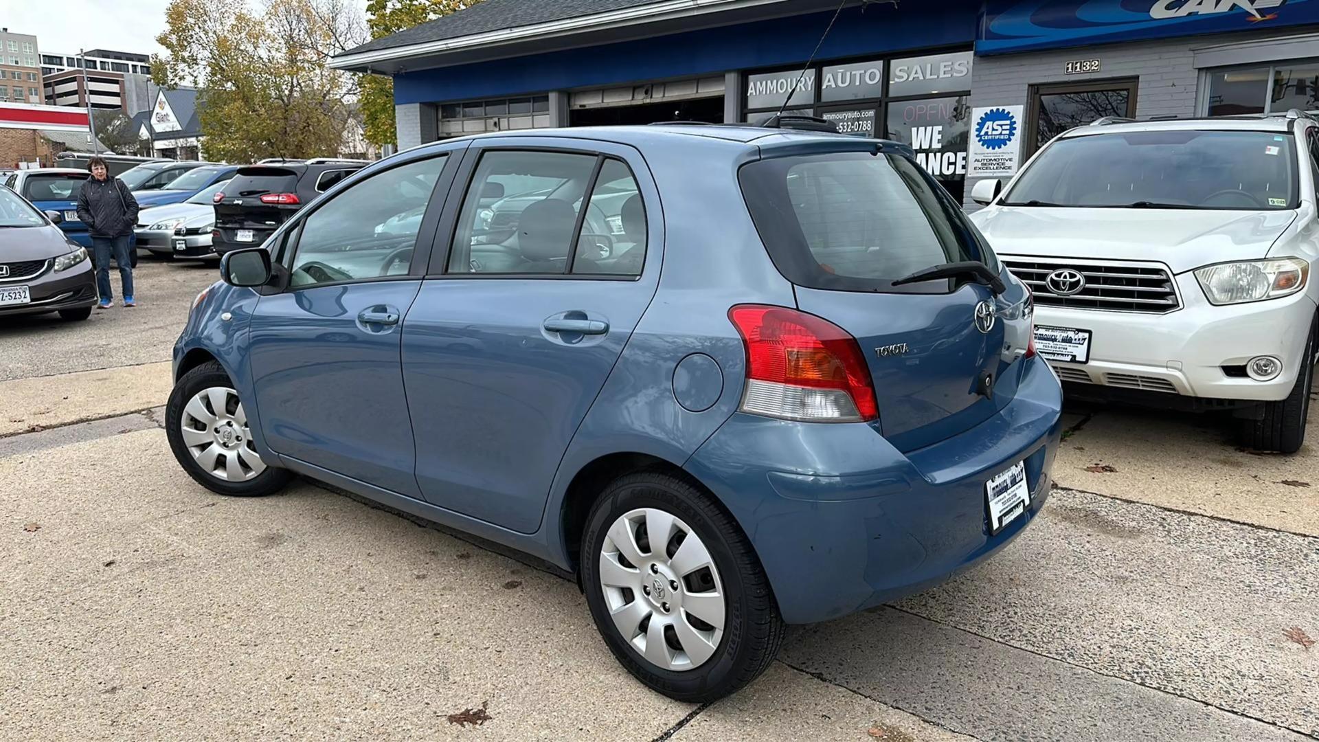 2010 Toyota Yaris Base photo 7