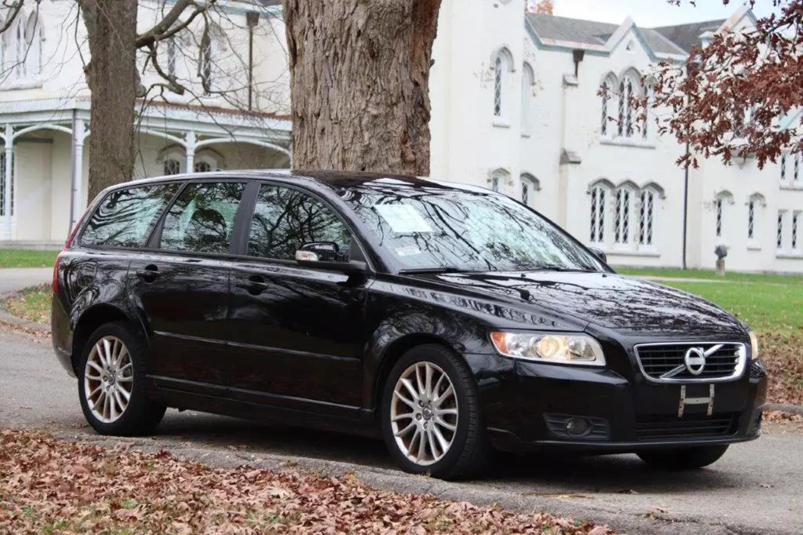 Volvo V50's photo