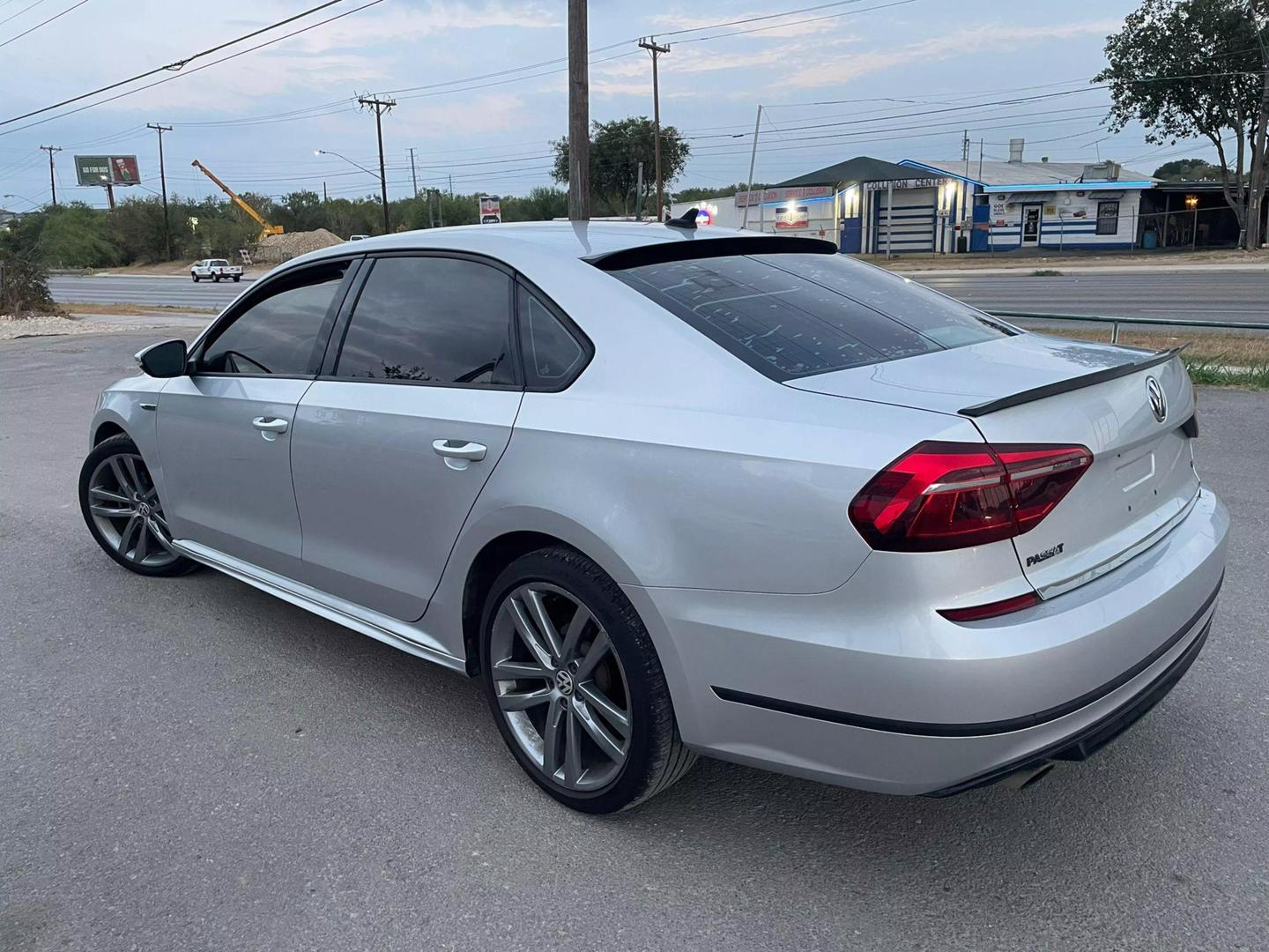 2018 Volkswagen Passat R-Line photo 3