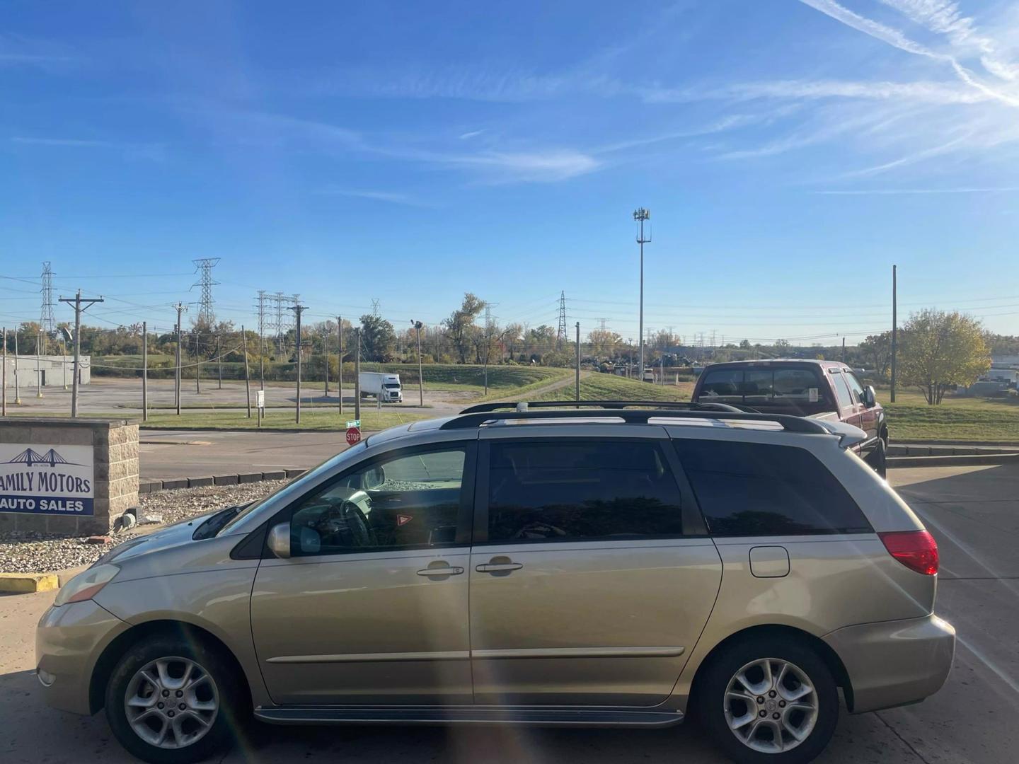 2006 Toyota Sienna XLE photo 2