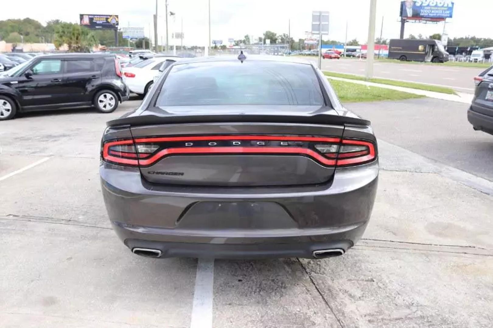 2016 Dodge Charger SXT photo 5