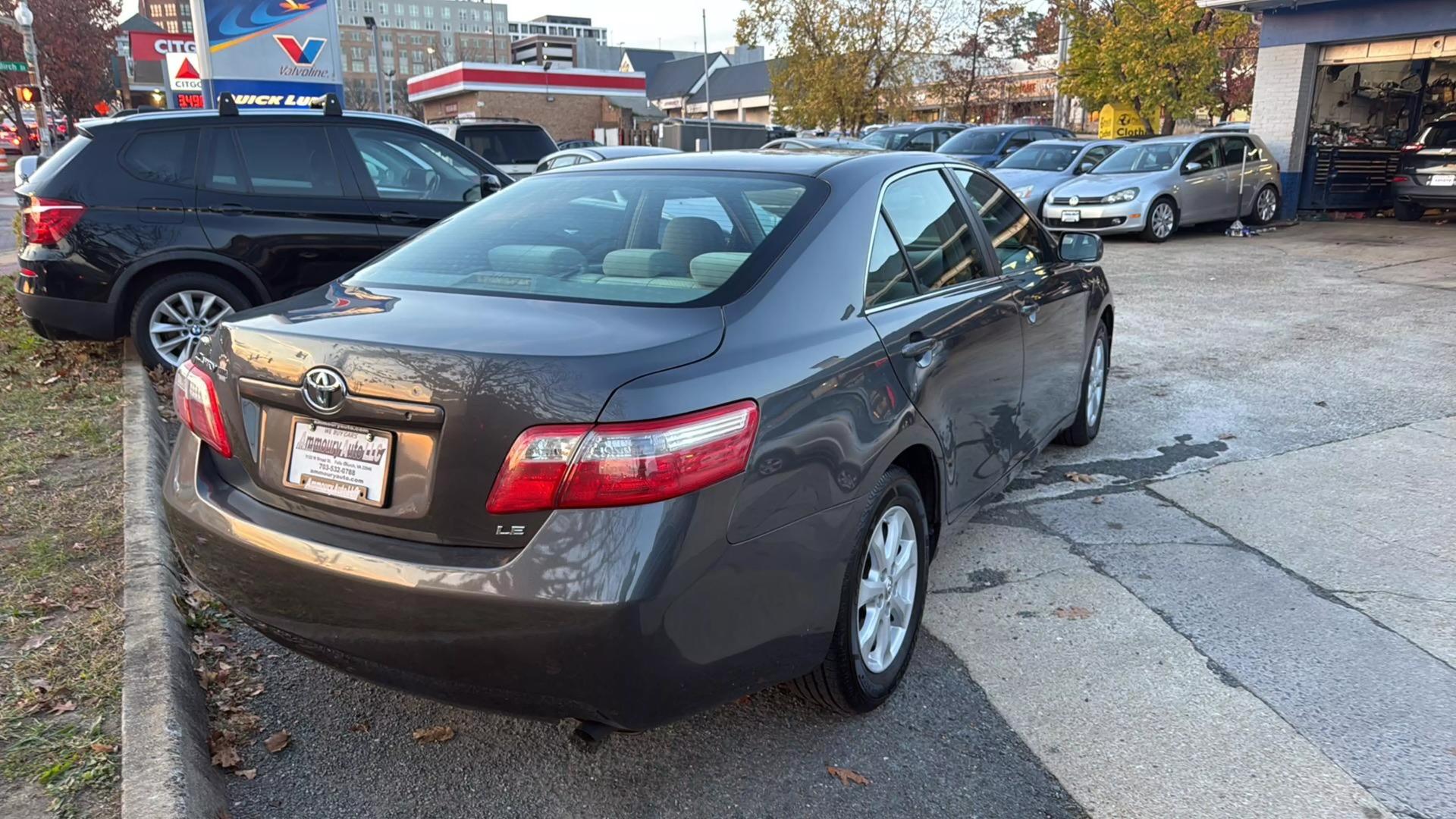 2009 Toyota Camry LE photo 13