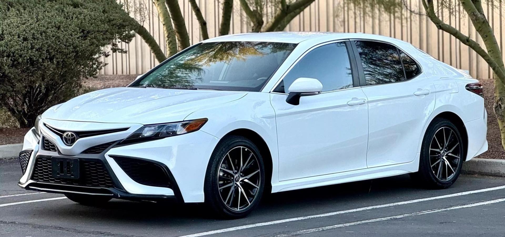 2022 Toyota Camry SE photo 3