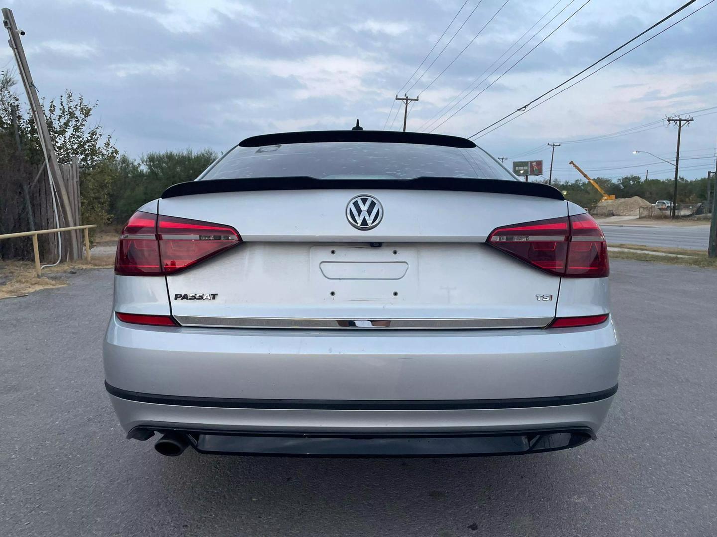 2018 Volkswagen Passat R-Line photo 5