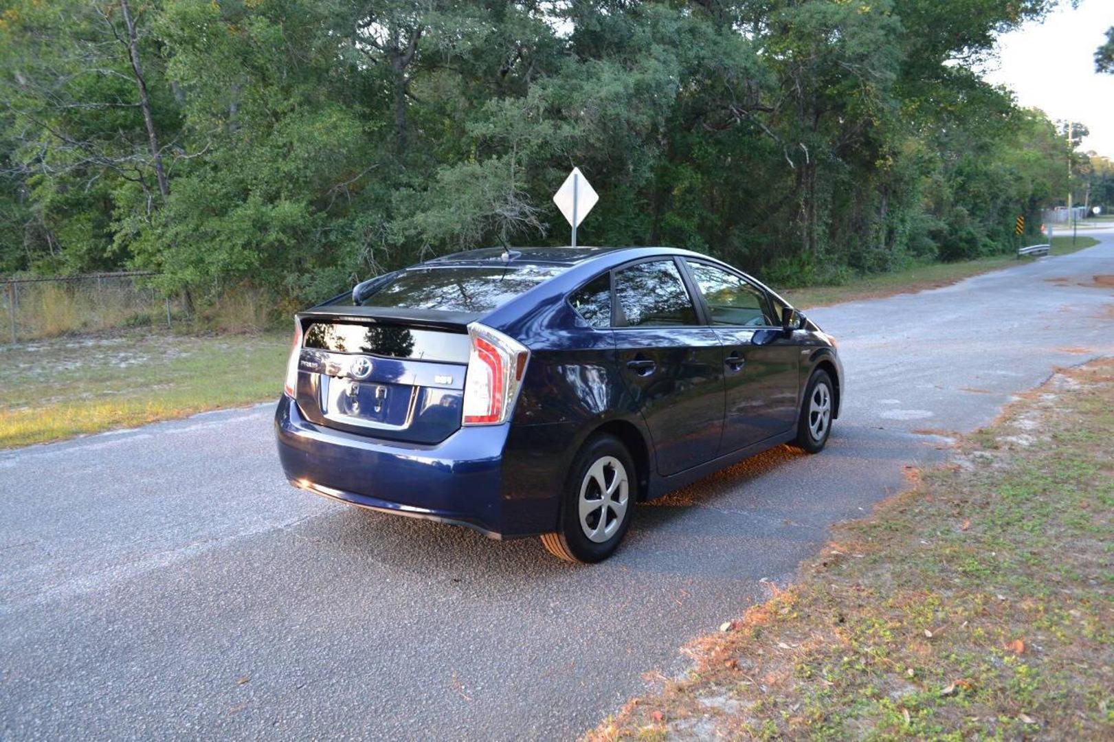 2014 Toyota Prius Four photo 6