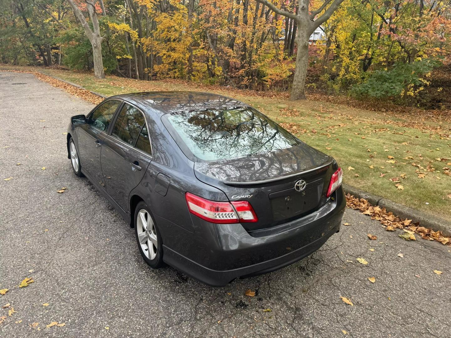 2010 Toyota Camry SE photo 6