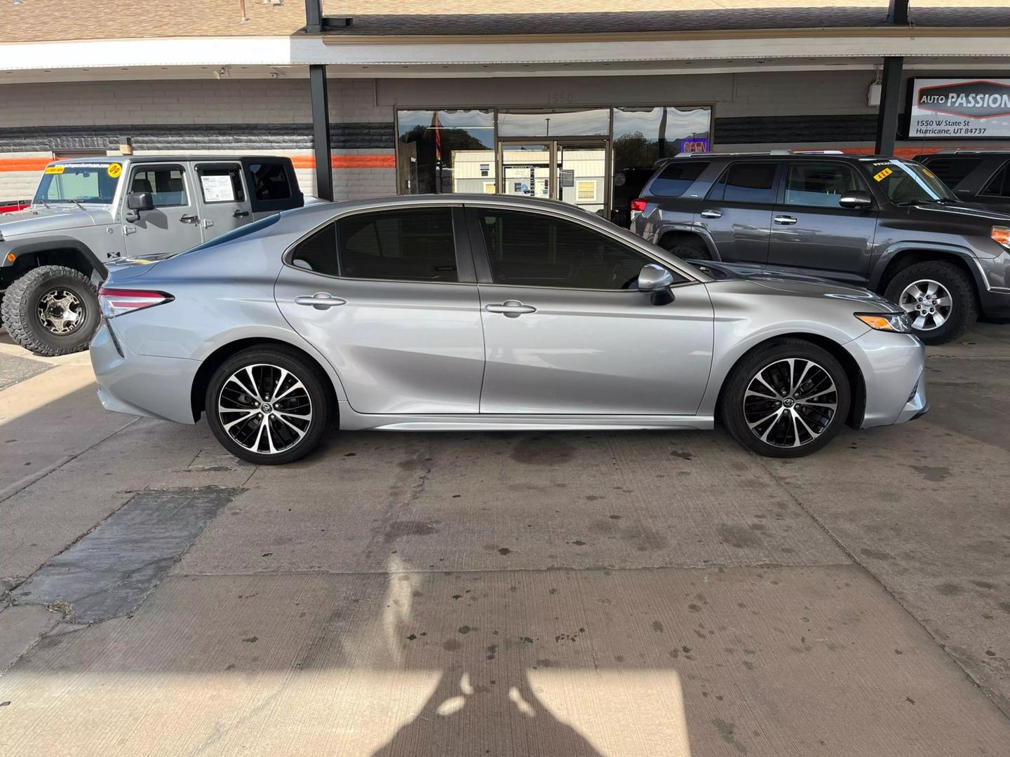 2020 Toyota Camry SE photo 6